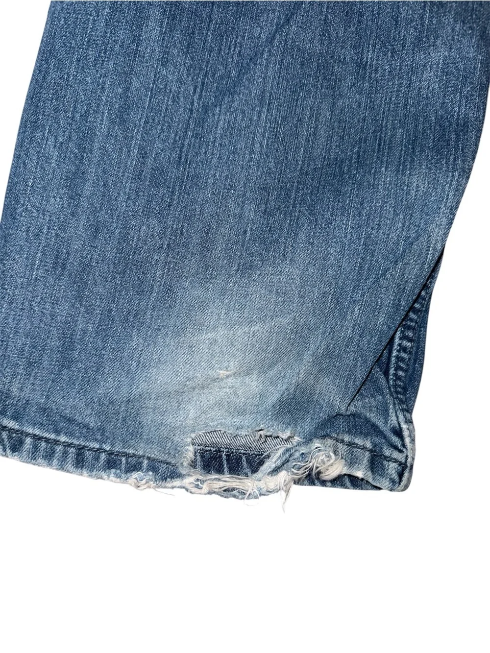 Levis waist 32